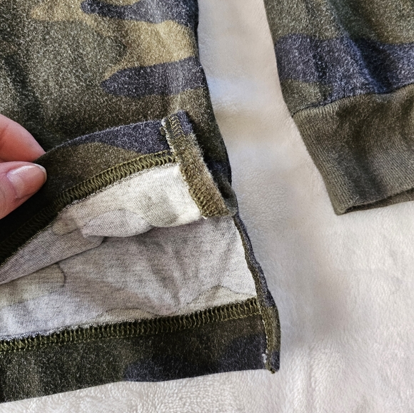 PINK Victoria’s Secret Camo Long Sleeve Shirt Women’s Medium Green Camouflage Lo - Picture 2 of 7